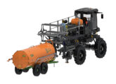 Forest.Bot autopropelida equipada com sistema de irrigação e reboque-tanque para formicida.