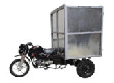 Triciclo JC 200 com carroceria baú de alumínio.