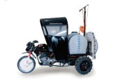 Pulverizador equipado com cabine aberta opcional, tanque de 350 l, bico tipo canhão com alcance de 25 m e motor de quatro tempos a gasolina para acionamento da bomba de pulverização.