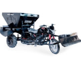 Distribuidor de ração com capacidade de 740 litros equipado com lâmina frontal opcional.