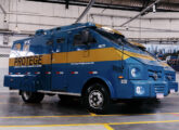 Dois dos 60 carros-forte (de origem Combat Armor) em chassi VW 11.180 CE fornecidos em 2025 para a transportadora de valores Protege.