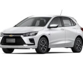 Onix LT 2026, com rodas de aço de 15" e calotas "esportivas".