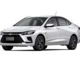 Onix Plus MT 2026, com rodas de aço de 15" com calotas.